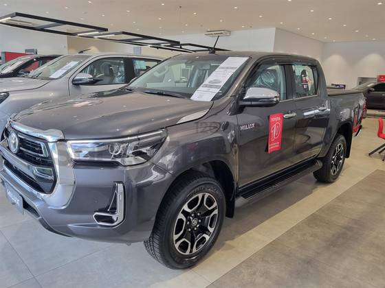 TOYOTA HILUX 2.8 D-4D TURBO DIESEL CD SRX 4X4 AUTOMÁTICO TOYOTA HILUX 2.8 D-4D TURBO DIESEL CD SRX 4X4 AUTOMÁTICO